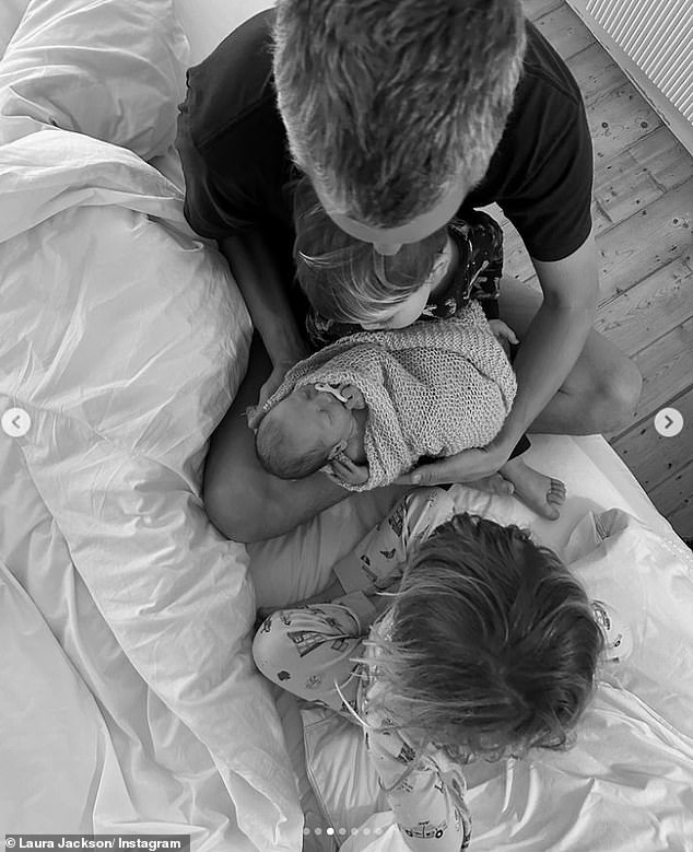 Voditeljica je podijelila fotografiju svog supruga Jonathana koji je Nico upoznao s njihovom kćeri Sidney Frances i sinom Remyjem nakon što je rodila
