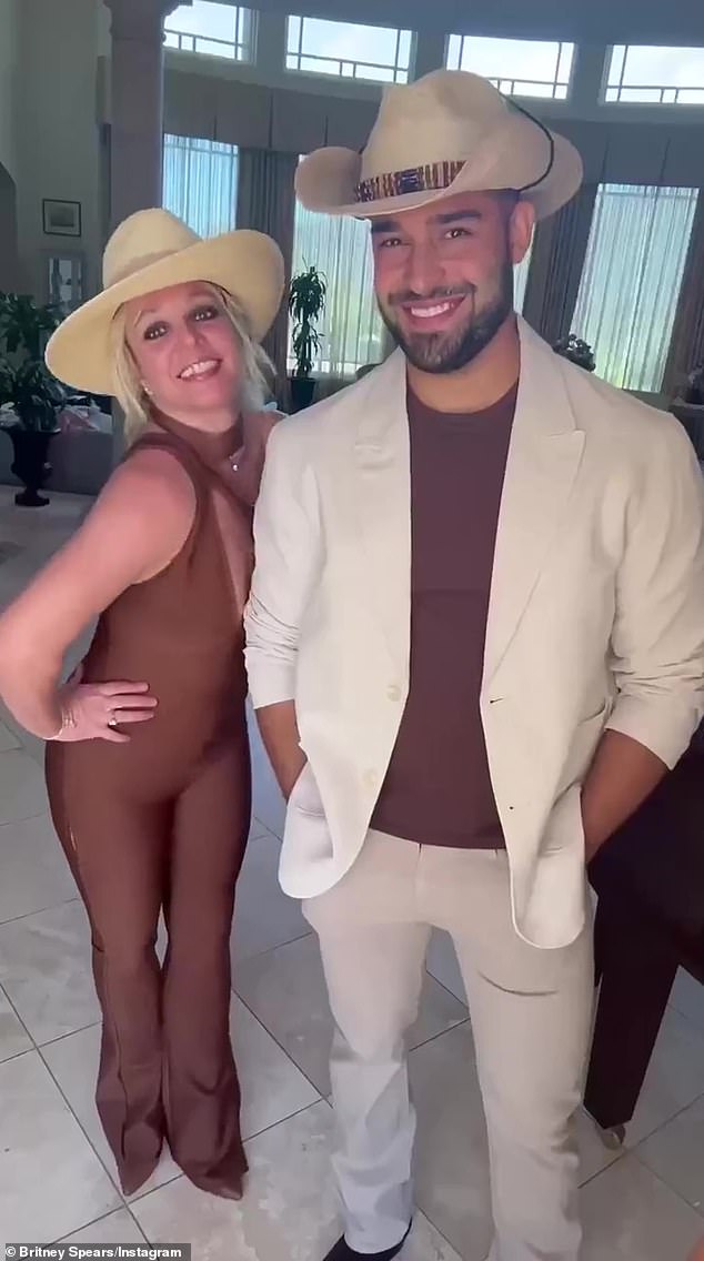 Treći bivši suprug Spearsa Sam Asghari (na slici 2022.) našalio se TMZ-u prošlog petka: 'Pa, bio je profesionalni otac, pa bi bio sjajan ... to bi bila prva knjiga koja će vam reći kako biti profesionalni otac'