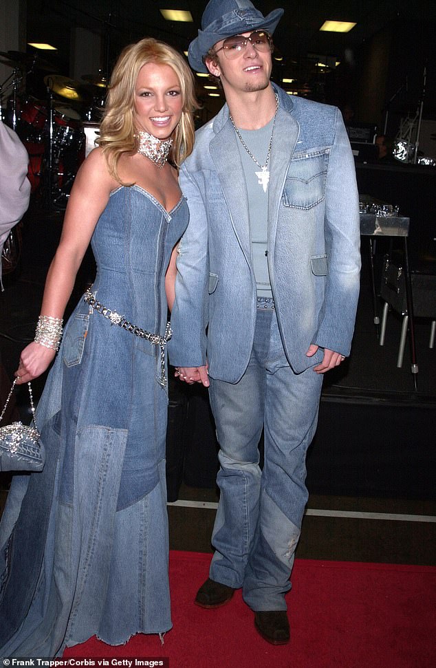 Jasno su ih nadahnuli Britney Spears i eksplozija trapera Justina Timberlakea na AMAS crvenom tepihu 2001. godine