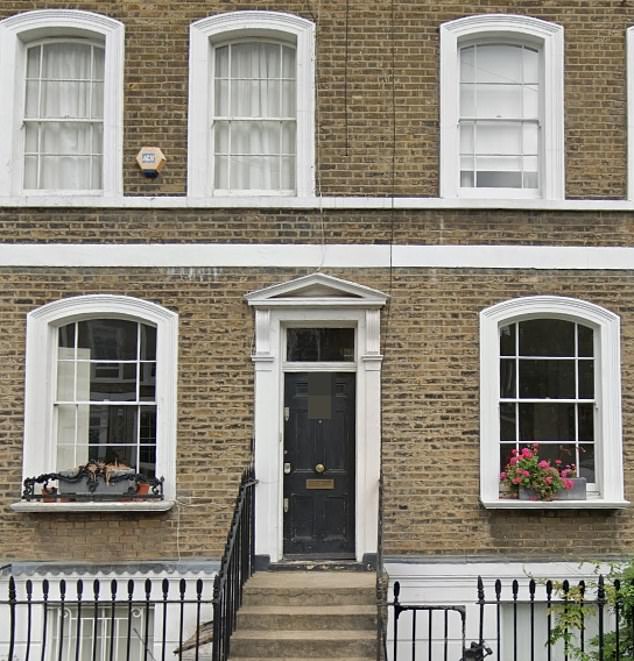 Tri kreveta Gruzijska gradska kuća u Islingtonu, u sjevernom Londonu, bila je najamnina za 6.750 funti mjesečno, ali sada je u procesu prodaje i trebala bi dobiti oko dva milijuna funti