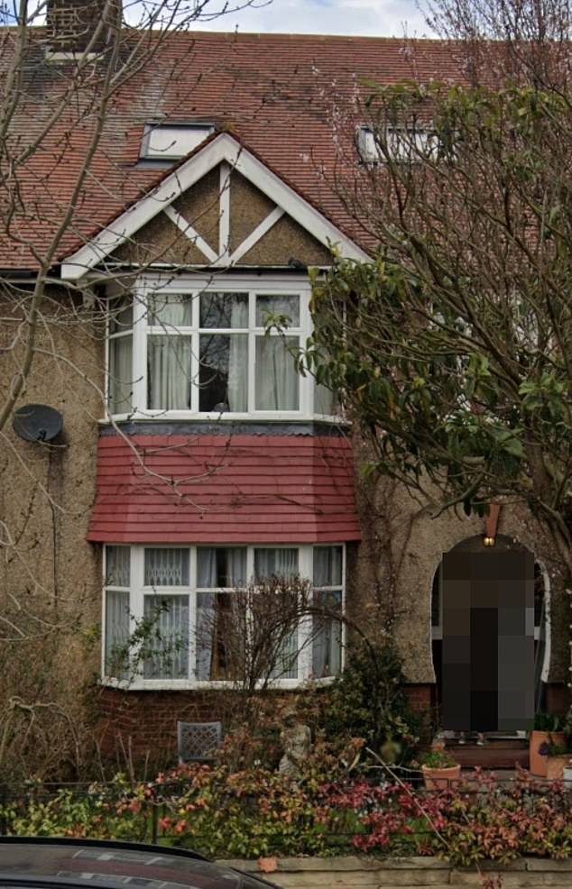 Ranije je objavljeno da je Kate morala prodati svoju obiteljsku kuću s pet spavaćih soba na Muswell Hillu (na slici), ali prodajom svog drugog doma, čini se da je to izbjegavano