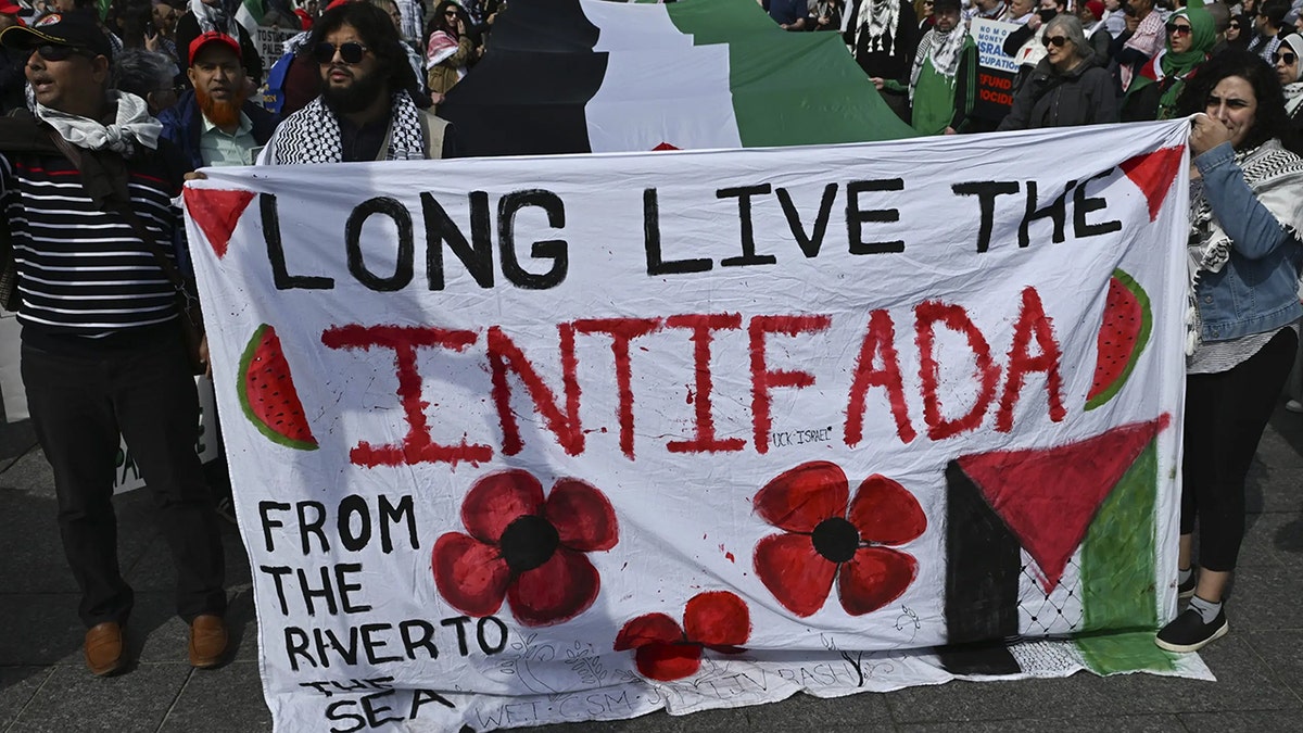 Prosvjednici anti-izraela koji drže antisemitske plakate u Alberti u Kanadi, 13. travnja 2025.