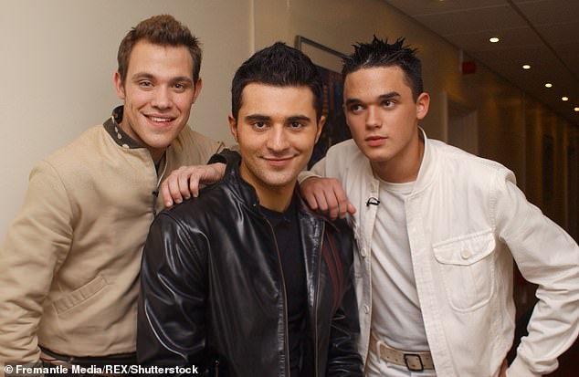 Darius prikazan 2001. godine s natjecateljima Pop Idola Will Young (lijevo) i Gareth Gates (desno) koji su odali počast nakon njegove smrti opisujući ga kao 'vođenu, hrabrog i nježnog'