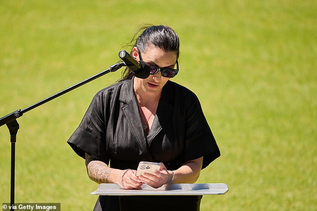 Yacoub je također održao emotivan govor tijekom Hunterove službe