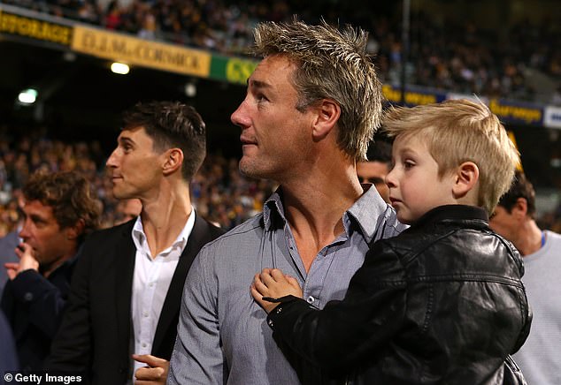 Hunter (na slici sa Son Reefeom) volio je ribolov i razigrano hrvanje s mladićem prije njegove tužne smrti početkom ove godine