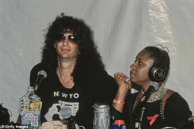 Stern je prikazan na vrhuncu svog utjecaja 1995. godine u NYC -u, zajedno s dugogodišnjim kohostom Robin Quivers