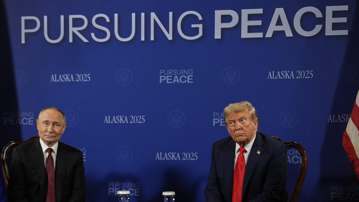 Američki predsjednik Donald Trump razgovara s ruskim predsjednikom Vladimirom Putinom, dok se sastaju kako bi pregovarali o zaustavljanju rata u Ukrajini, u zajedničkoj bazi Elmendorf-Richardson u Anchorageu, Aljaska, SAD, 15. kolovoza 2025.