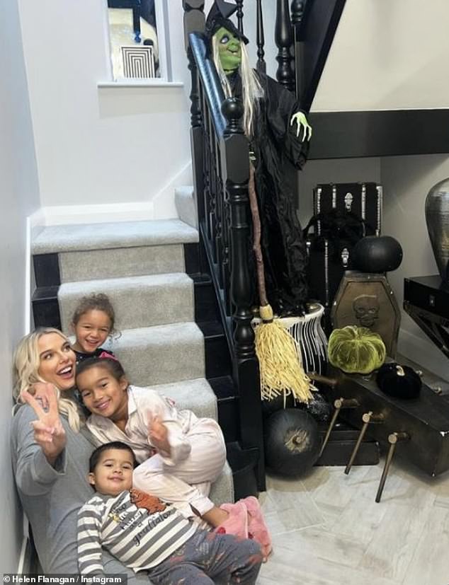 Doting mama Helen prikazana sa svojom djecom