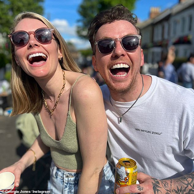 Kaže se da oženjeni mcfly pjevač, 39, više nema 'normalnu vezu' sa suprugom uzorkom Georgia, 38, (na slici) i žive pod istim krovom, ali imaju 'odvojene živote' nakon skandala