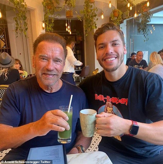 Schwarzenegger je prikazan sa sinom Josephom Baenom - kojeg je rodio izvan svog braka sa Shriverom
