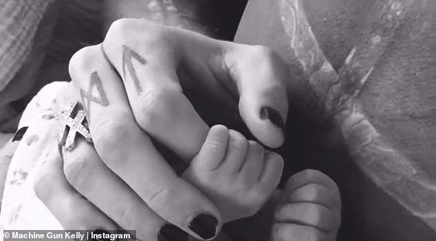 Na svom novom albumu MGK obećava da će se promijeniti 'za našu kćer' - navodeći dječje saga Blade bivšeg para, rođenog u ožujku.