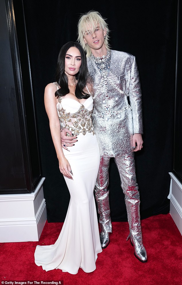 Glazbenik, 35, i tadašnja trubljena glumica, 39 godina, šokirali su obožavatelje kada su završili vezu prošlog studenog usred glasina da je na njegovom telefonu pronašla SMS poruke s drugim ženama; Na slici veljače 2023. u Los Angelesu