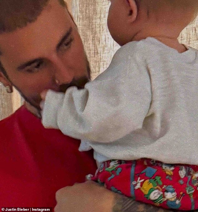 U razgovoru s Vogue Italia kao njihovom naslovnicom u kolovozu 2025. godine, Hailey se pojavila da ugasi glasine o raskolaci dok je gurnula nad Justinom kao 'izvanredni' otac (Justin viđen s Jackom)