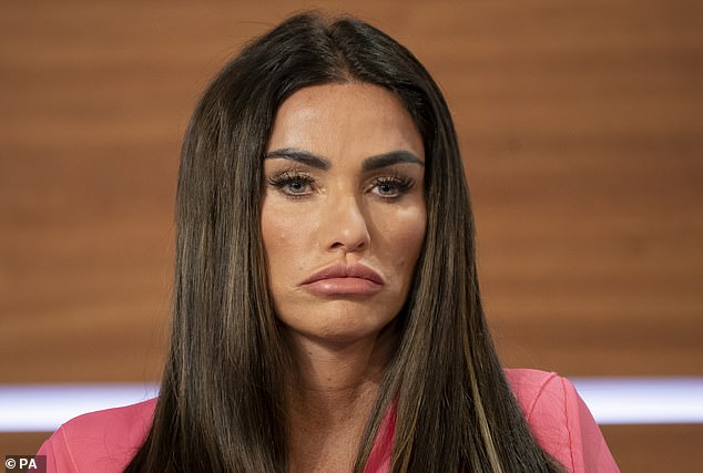 Claireine riječi savjeta i udobnosti za princezu dolaze usred groznih komentara majke tinejdžera Katie (47) navodno usmjerena prema Claire, s kojom joj je upravljala prije nego što se podijelila s Peterom