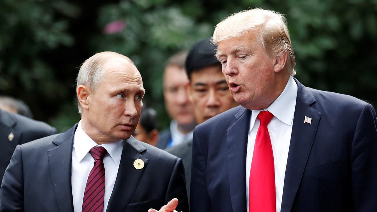 Američki predsjednik Donald Trump i ruski predsjednik Vladimir Putin Talk tijekom obiteljske foto sesije na samitu APEC -a u Danangu, Vijetnam, 11. studenog 2017.. Reuters/Jorge Silva - RC1B1EDB0E40