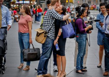 AOC je pogodio kršenje etike nakon što je rekao da je i zaručnik i nije njezin ‘supružnik’ u vladinim podnescima