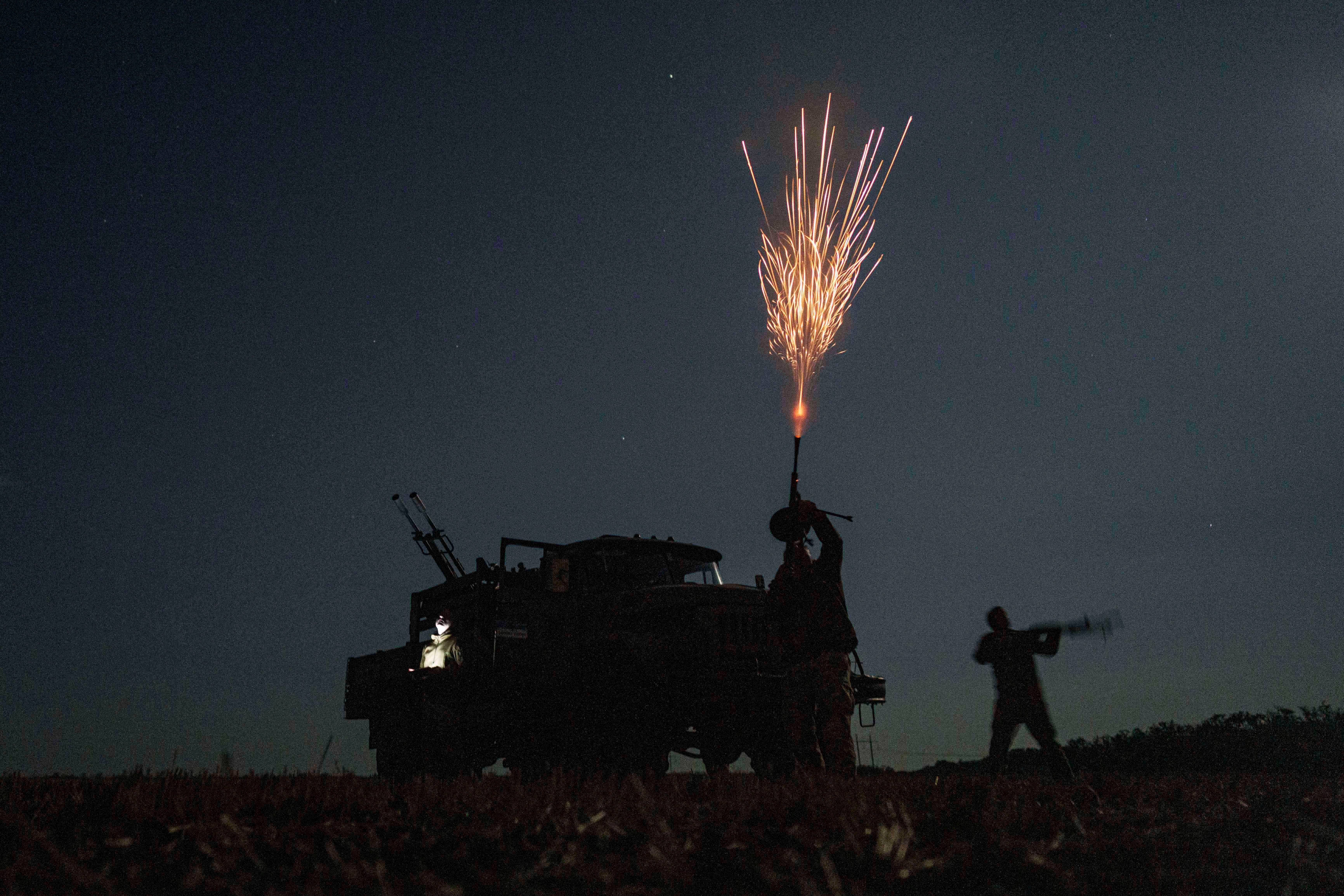 Ukrajinski vojnici iz jedinice zračne obrane 59. požara brigade na ruskim štrajkovima u regijama Dnipropetrovsk, Ukrajina, nedjelja, 10. kolovoza 2025. (AP Photo/Evgeniy Maloletka)
