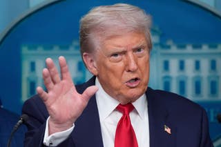 Predsjednik Donald Trump razgovara s novinarima u sobi za brififikaciju Jamesa Bradyja u Bijeloj kući