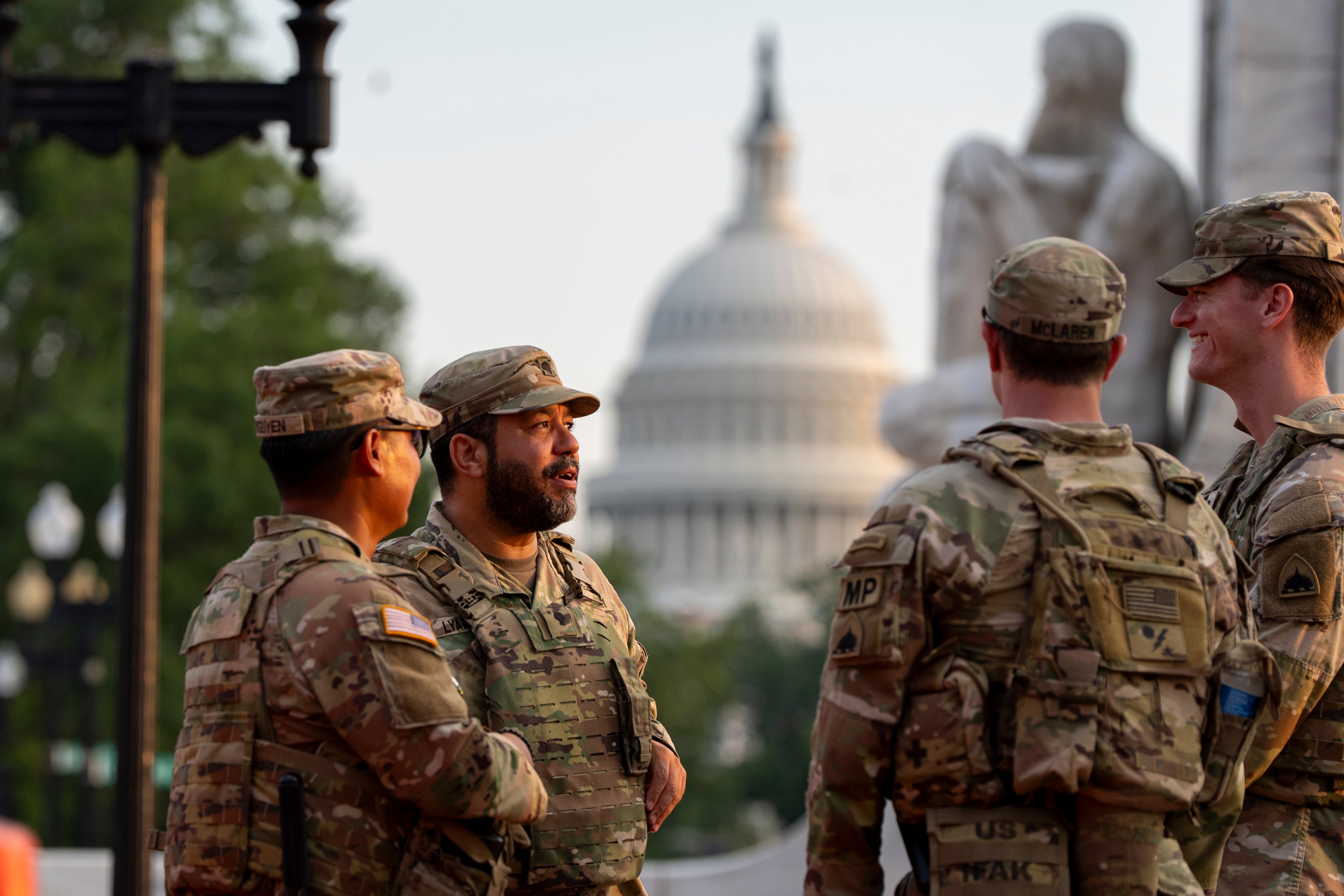 Trupe Nacionalne garde stoje u Washingtonu, DC, u blizini američkog Kapitola. Neke trupe raspoređene u DC mogle bi početi nositi oružje, otkriva novo izvješće