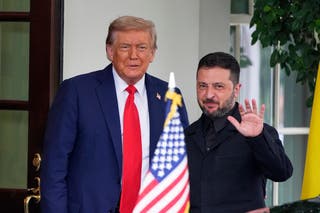 Predsjednik Donald Trump pozdravlja Ukrajin predsjednika Volodymyr Zelensky dok stiže u Bijelu kuću