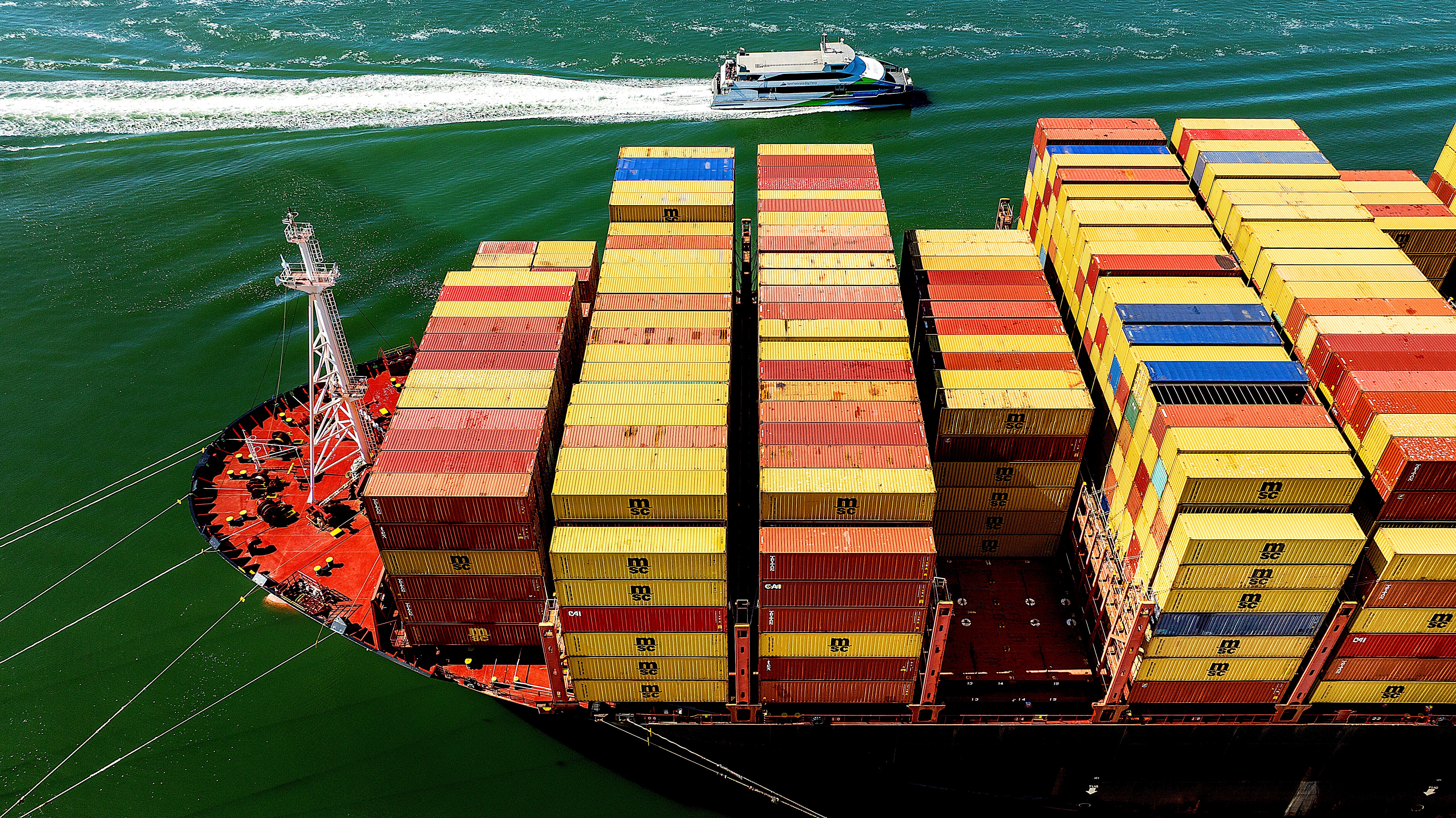 Američka agencija za zaštitu od carine i granice počela je u četvrtak sakupljati veće tarife od 12.01