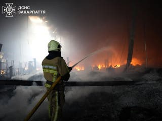 Vatrogasac radi na mjestu gdje je tvornicu Flextronics pogodio ruski štrajk rakete, usred napada Rusije na Ukrajinu, u Mukachevu, regija Zakarpattia
