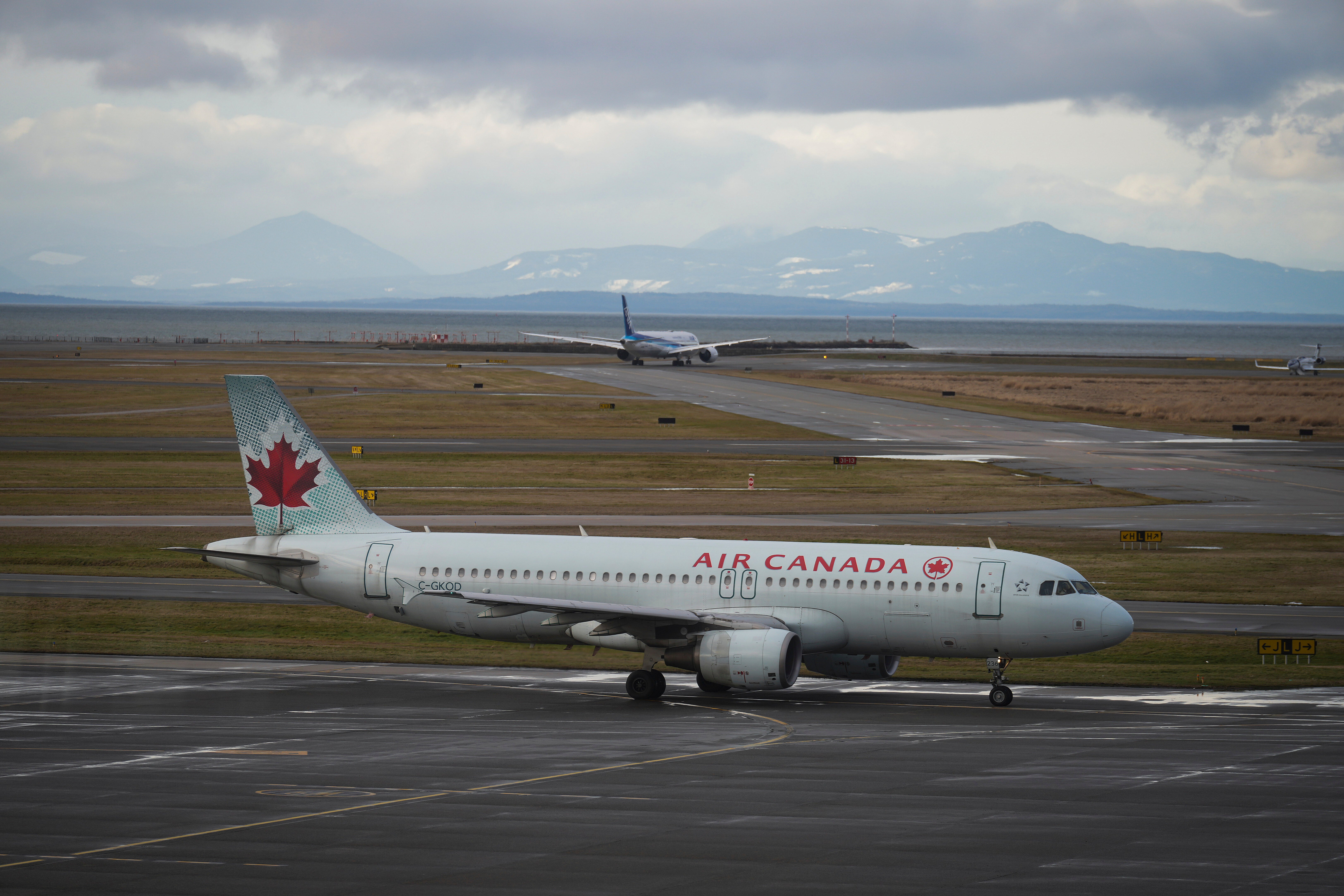 Air Canada rekao je u srijedu da će započeti postupno ovjes letova kako bi se omogućilo uredno isključivanje najveće aviokompanije u zemlji jer se u subotu suočava s potencijalnim zaustavljanjem radnog mjesta od strane svojih sudionika leta