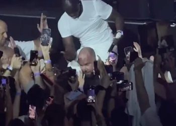 Akon udara svog zaštitara na glavu ispred obožavatelja tijekom nastupa u Rusiji