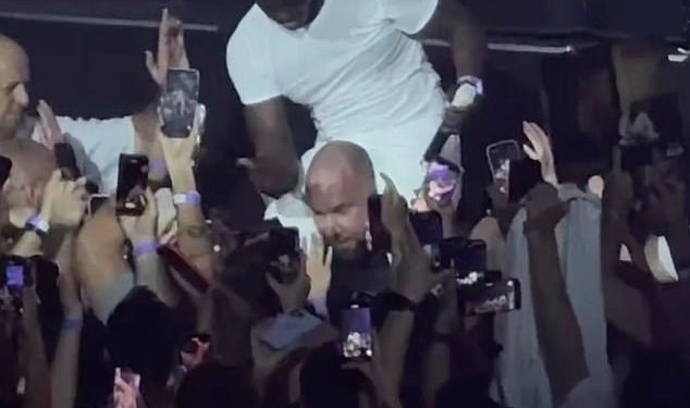 Akon udara svog zaštitara na glavu ispred obožavatelja tijekom nastupa u Rusiji