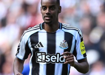 Alexander Isak stiže u Newcastle HQ nakon što je odjurio u bivši klub na individualni trening dok je Transfer Striker’s Striker’s Transfer saga našao nakon što je Liverpoolova ponuda od 110 milijuna funti odbijena