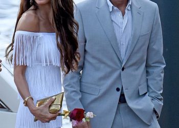 Amal Clooney, 47, budi u bijeloj boji sa zadivljujućom obrubljenom haljinom dok se pridružuje Suave suprugu Georgeu, 64 godine, i prijateljima za večeru na brodu u jezeru Como