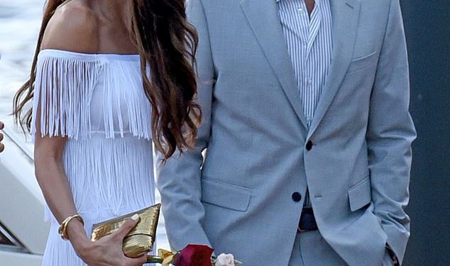 Amal Clooney, 47, budi u bijeloj boji sa zadivljujućom obrubljenom haljinom dok se pridružuje Suave suprugu Georgeu, 64 godine, i prijateljima za večeru na brodu u jezeru Como