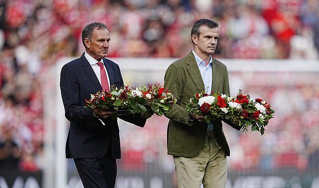 Anfield je optužen za emociju jer navijači Liverpoola i klupske legende odaje počast diogo Jota – nakon što je evakuacija stadiona prekinula nakupljanje