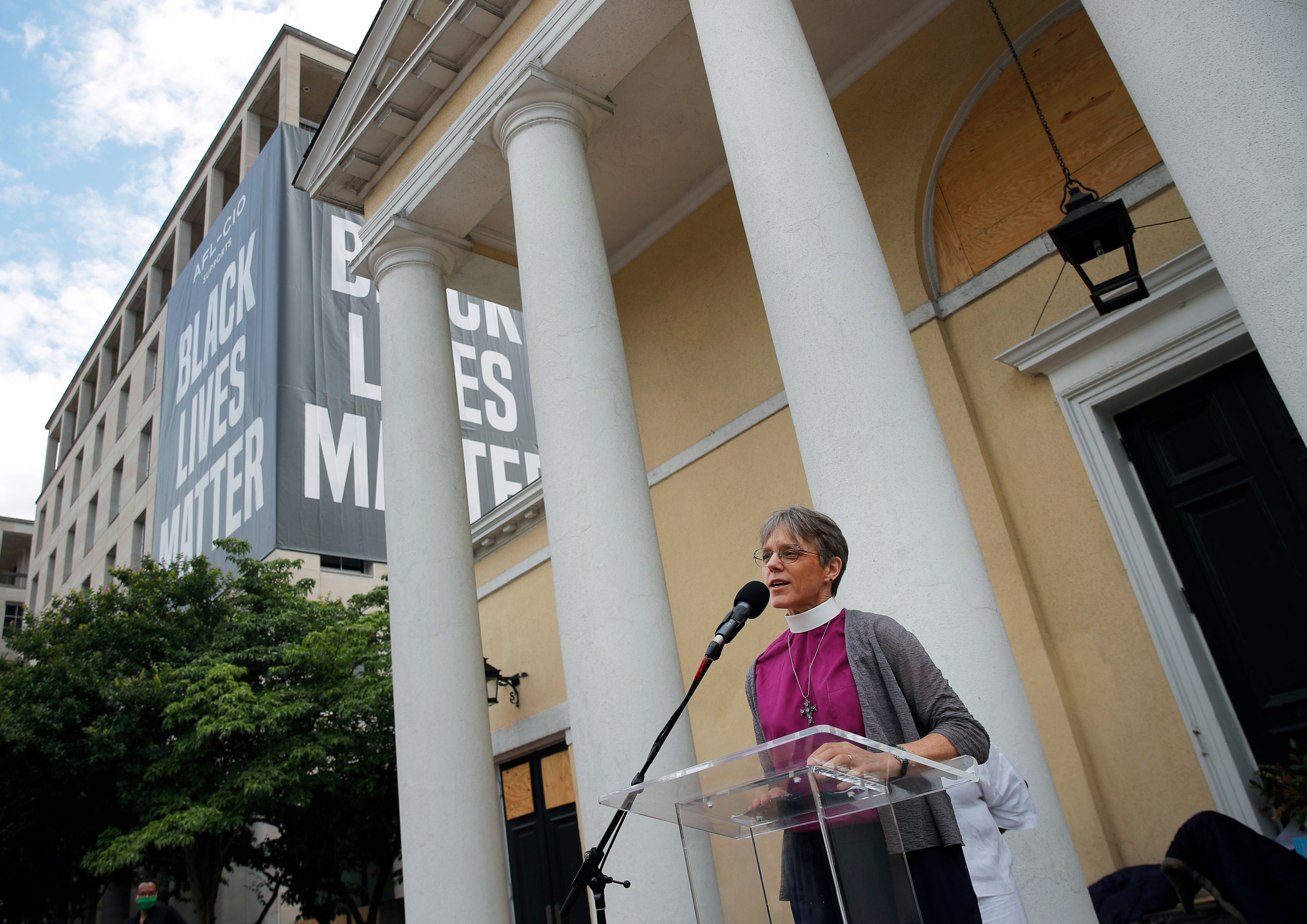 Velečasni Mariann Budde, biskup biskupske biskupije Washingtona, govori tijekom službe izvan biskupske crkve svetog Ivana u blizini Bijele kuće u Washingtonu, 19. lipnja 2020., s Black Lives Matter Banner -om u pozadini. (AP Photo/Carolyn Kaster, datoteka)