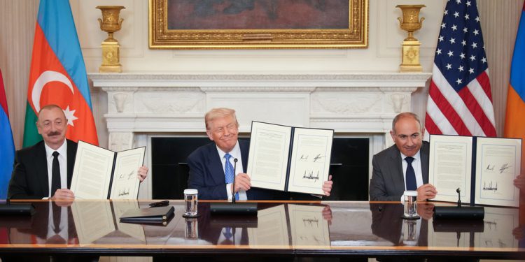 Armenija i Azerbejdžan potpisuju mirnu deklaraciju o mirskoj prometnici-RT World News