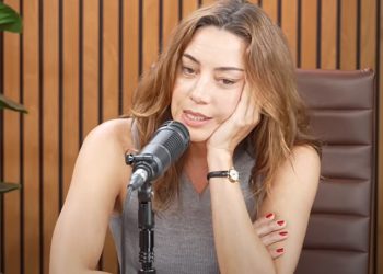 Aubrey Plaza uspoređuje svoju tugu s “divovskim oceanom groznosti” i detalji “svakodnevna borba” ona pati osam mjeseci nakon samoubojstva supruga Jeffa Baena