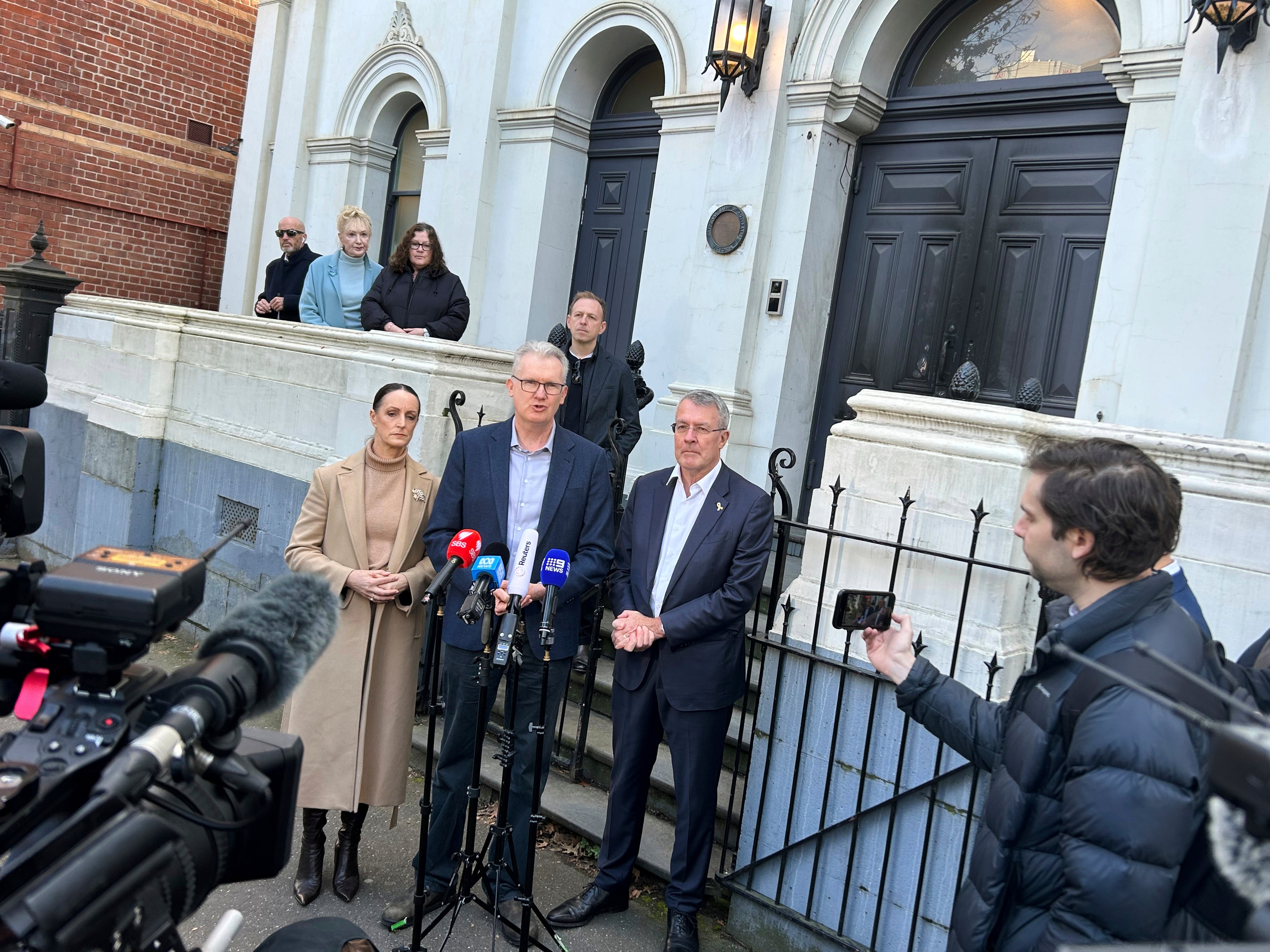 Ministar rodnih poslova Tony Burke, centar i zastupnik židovske vlade Mark Dreyfus, desno u središtu, obratite se medijima izvan sinagoge Istočnog Melbournea u Melbourneu u Australiji, 6. srpnja