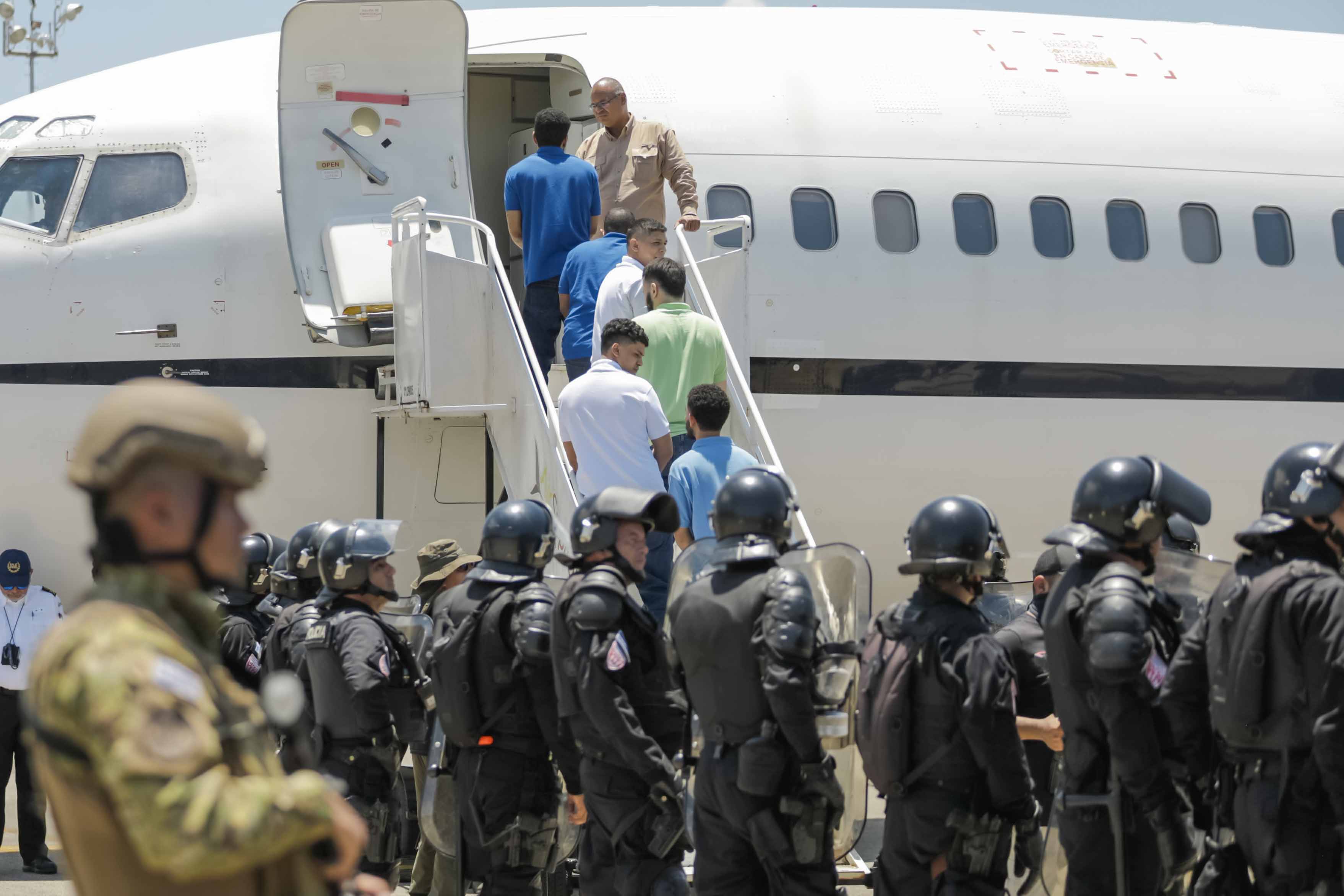 SAD su se sukobile s Venezuelom tijekom druge Trumpove administracije, koristeći tvrdnje da vlada koordinira s bandom Tren de Aragua kako bi opravdala deportiranje navodnih članova venecuelanske bande koristeći Zakon o izvanzemaljskim neprijateljima