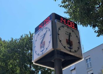 Baš kad smo mislili da stvari konačno idu kako treba, sat kod Male pošte je opet zapeo…