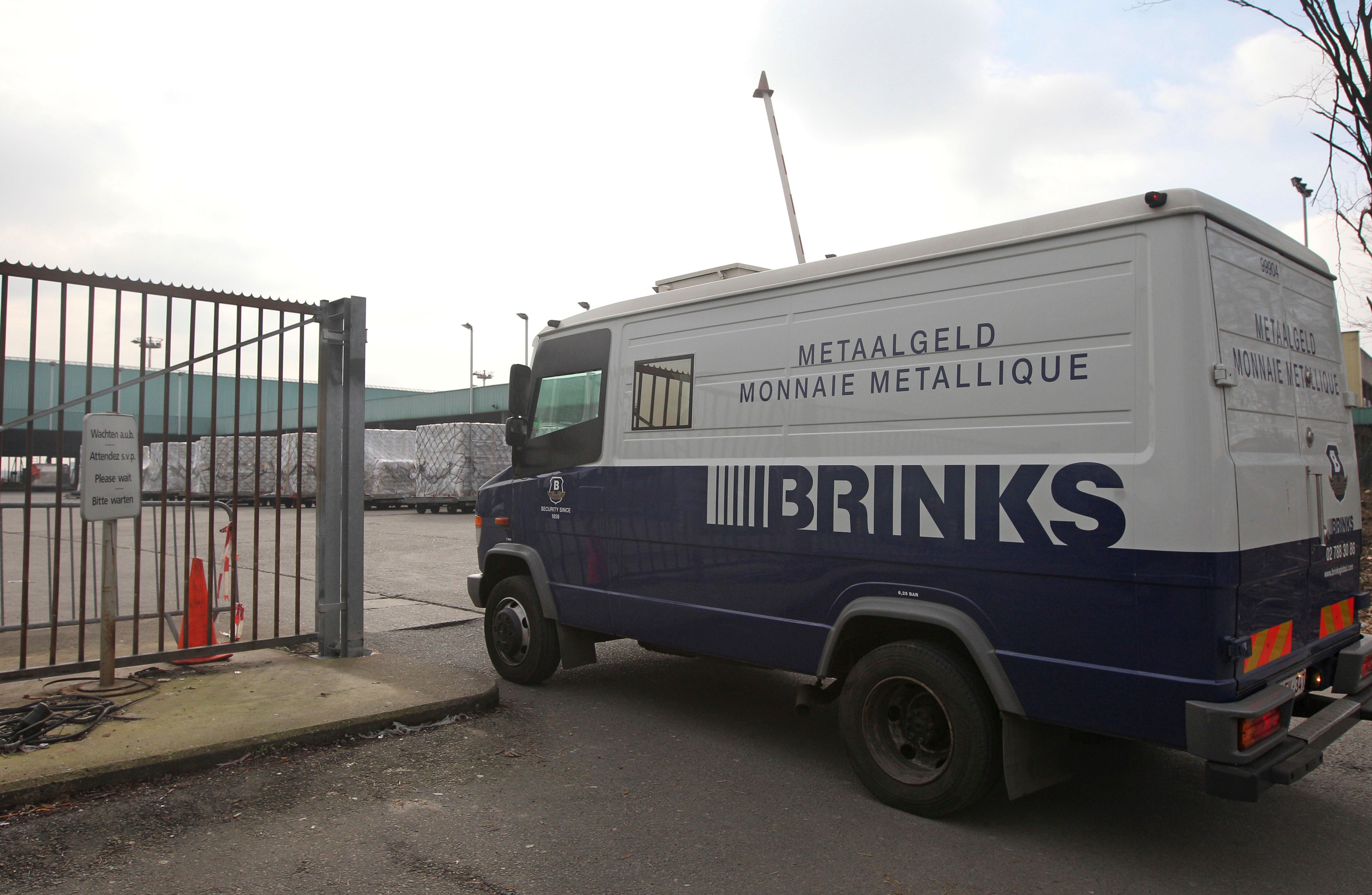 Brinks oklopno vozilo. Trio muškaraca uhićen je u Philadelphiji nakon što su u lipnju 2025. navodno ukrali dva milijuna dolara iz oklopnog ruba Brinks vozila
