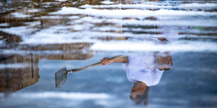 Berači na čekanju zbog kiše, a vlasnik negoduje: ‘Država nam otežava s novim granicama pomorskog dobra!’