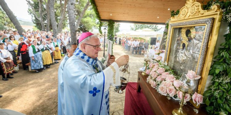 Biskup Rogić predvodio središnje misno slavlje na Veliku Gospu u Vrpolju, evo o čemu je govorio