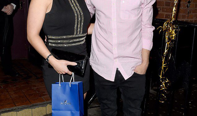 Bivša djevojka Jacka P. Shepheda ostavila je s ‘podignutom obrvama’ preko raskošnog vjenčanja Star-a za Hanni Treweek, dok ga njeni prijatelji ‘rugaju zbog ponašanja poput Royaltyja’