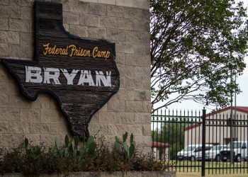 Bivša djevojka Jeffreyja Epsteina, Ghislaine Maxwell, prebačena je u zatvorski logor u Teksasu