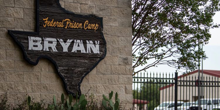 Bivša djevojka Jeffreyja Epsteina, Ghislaine Maxwell, prebačena je u zatvorski logor u Teksasu