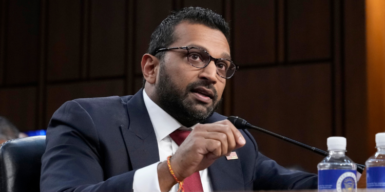 Bivši dužnosnici eksplodiraju FBI -jev Patel preko uklanjanja agenta u jezivom pismu