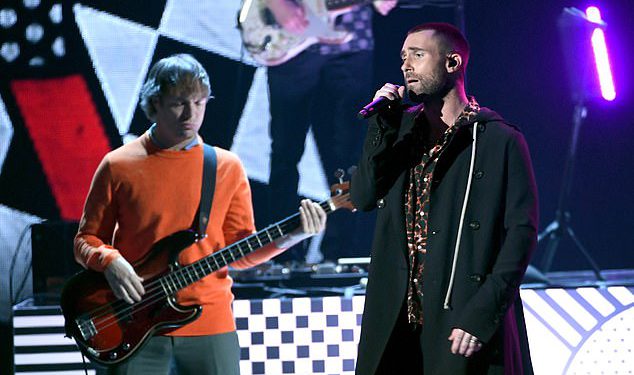 Bivši maroon Adama Levinea 5, optužen za seks tinejdžere – i napadajući suprugu kad se ona suočila s njim