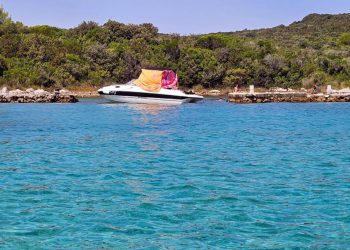 Njemačka barikada na otoku Rivnju – Gliserom blokirao ulaz u lučicu