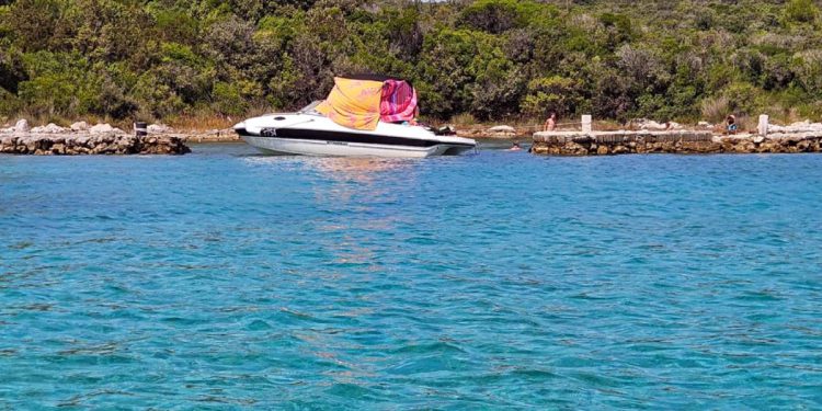 Njemačka barikada na otoku Rivnju – Gliserom blokirao ulaz u lučicu