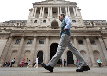 Britanska središnja banka tijesnom većinom smanjila kamate za četvrtinu postotnog boda